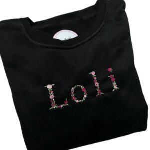 Sudadera bordado nombre con flores tonos rosas
